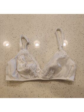 Vintage Olga Bra 34C White Wireless Style 31007